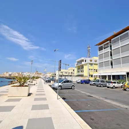 Con Vista Mare Da 4 Posti E Wifi דירה